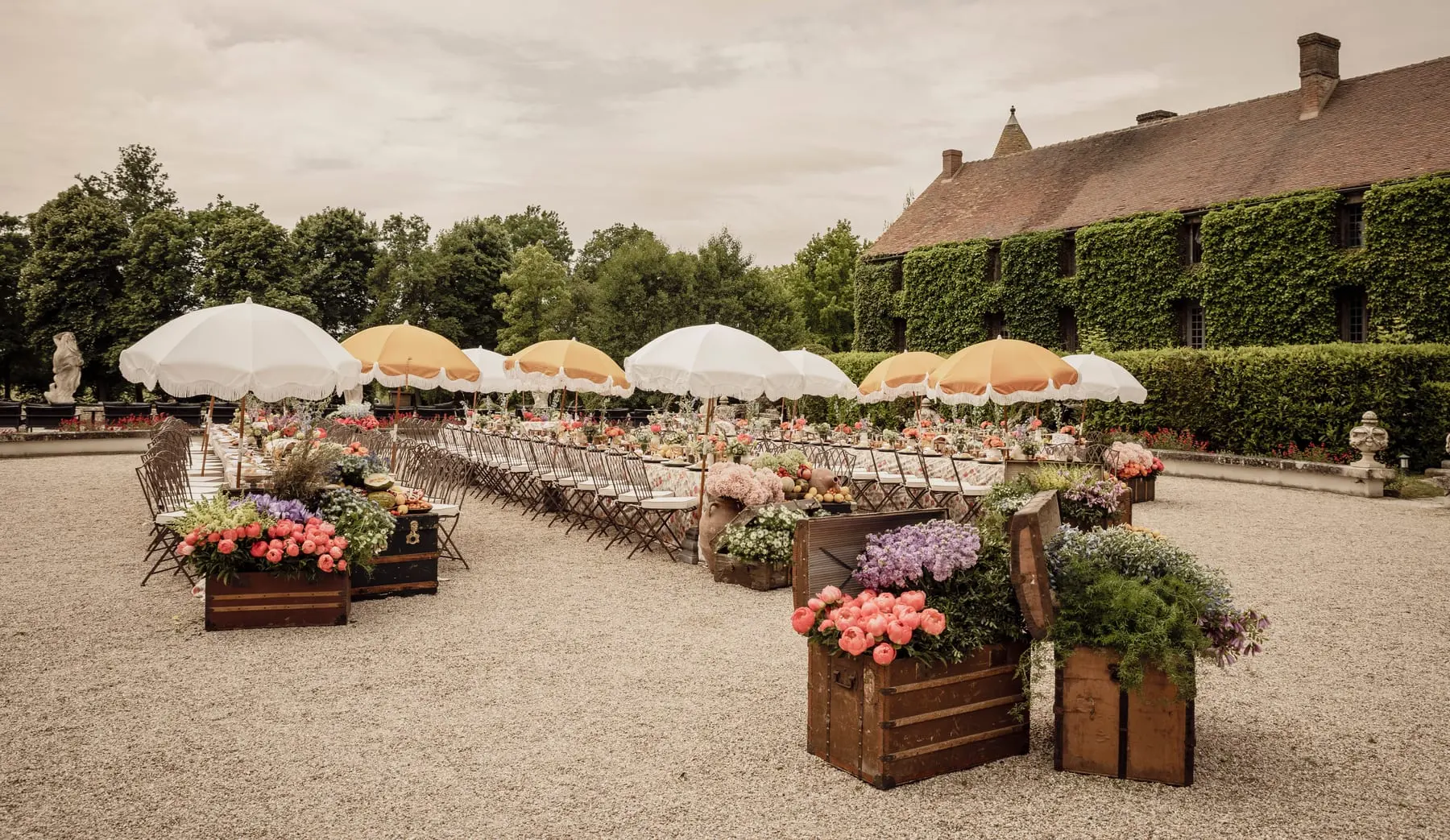 Liv, Bat Mitzvah, Paris, France. Sous les parasols, photo 1 sur 41