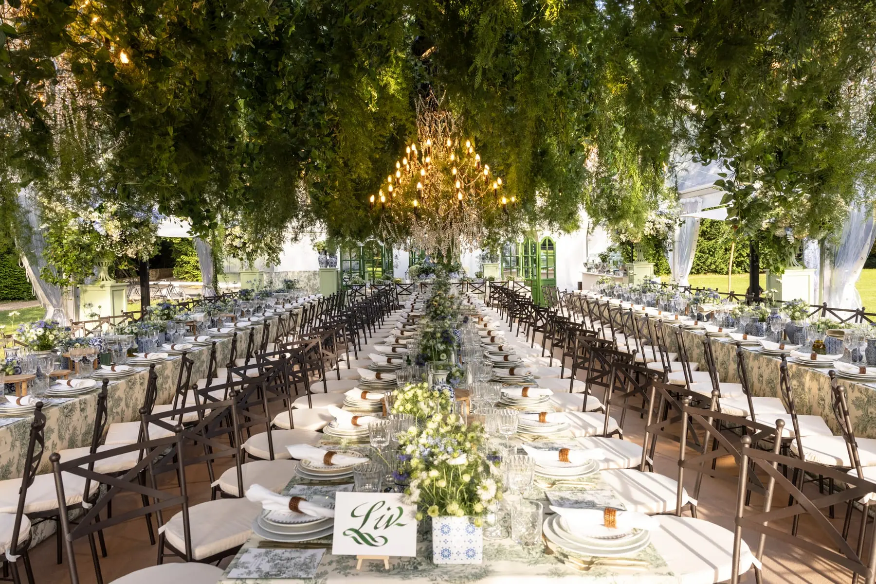 Liv, Bat Mitzvah, Paris, France. Sous les lustres, photo 14 sur 41