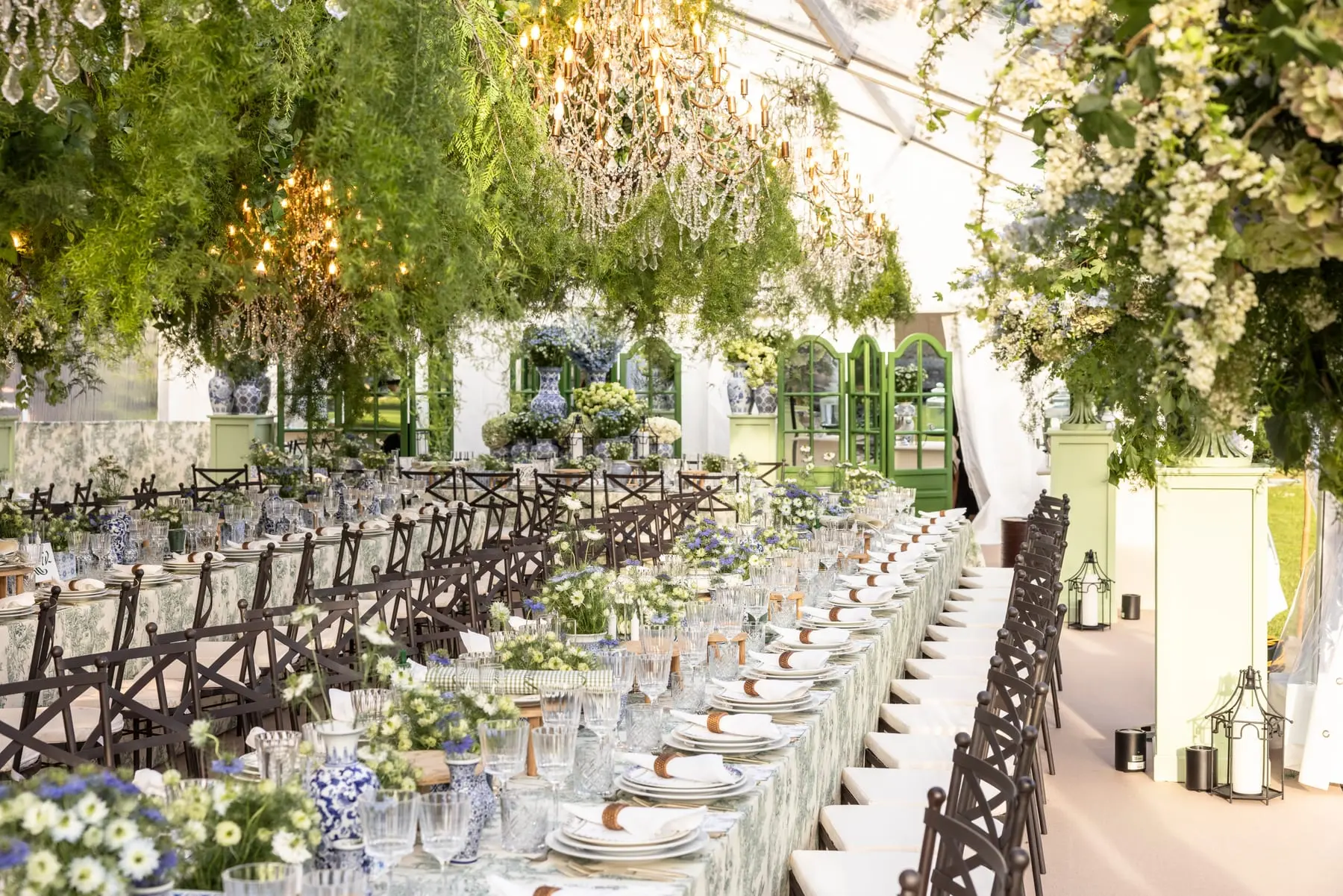 Liv, Bat Mitzvah, Paris, France. Sous les lustres, photo 16 sur 41