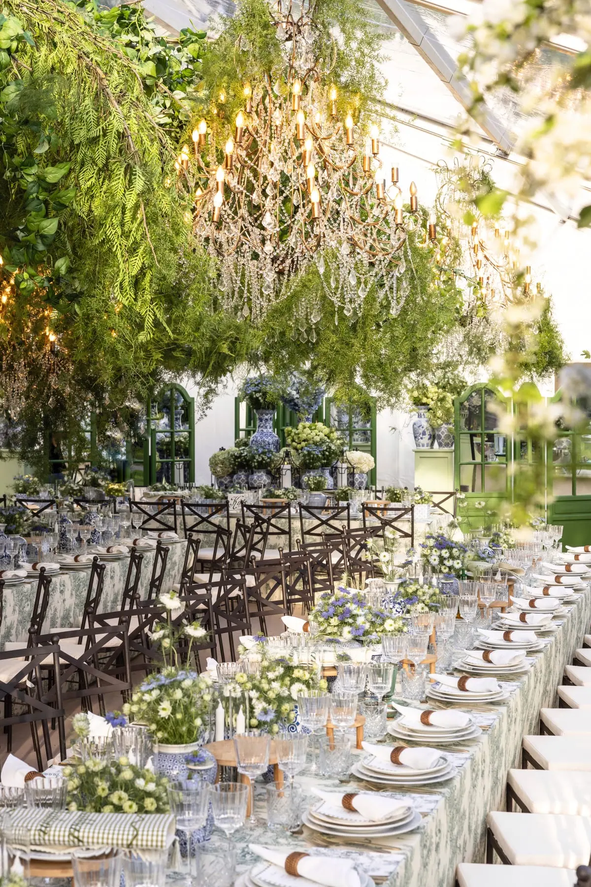 Liv, Bat Mitzvah, Paris, France. Sous les lustres, photo 24 sur 41