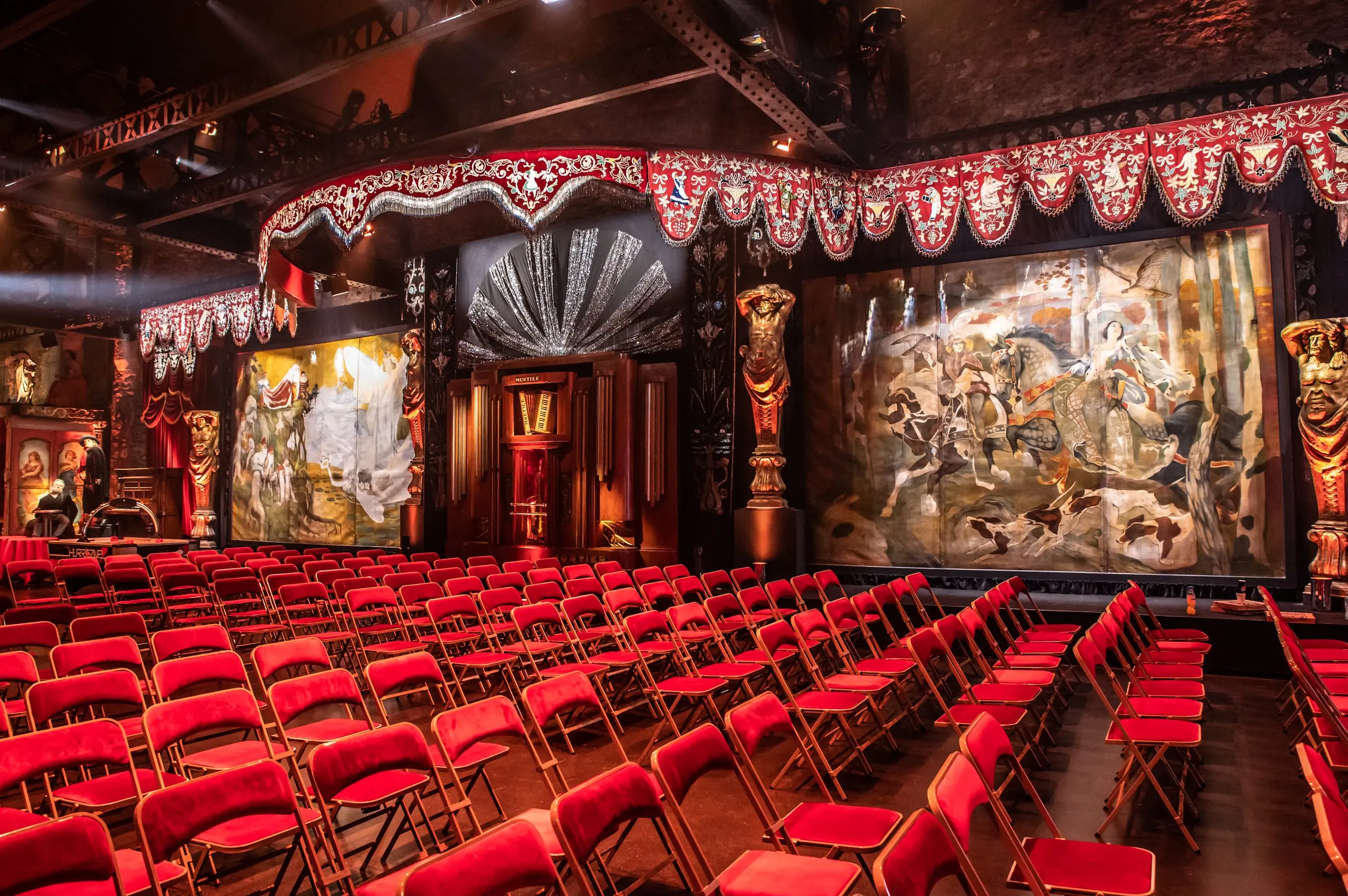 Salle aux fauteuils rouges et décors forains