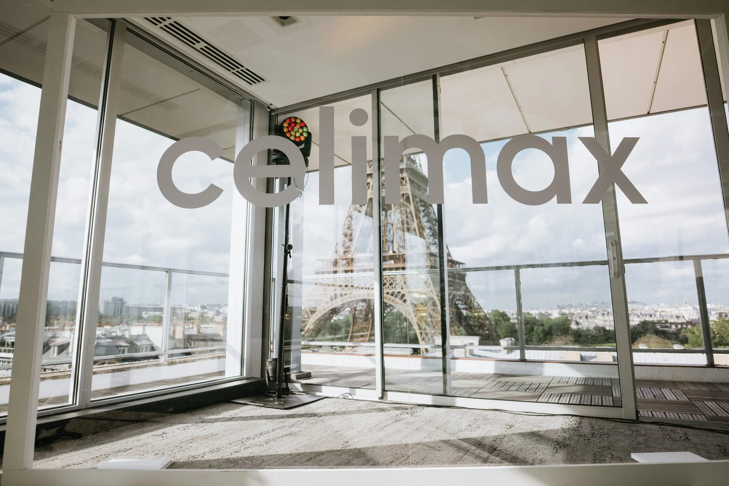 Logo Celimax sur une baie vitrée face à la tour Eiffel