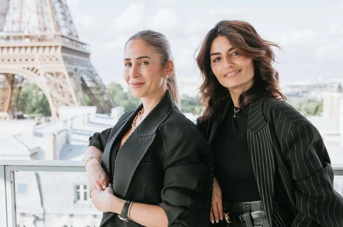 Deborah Ruban et Céline Billey, fondatrices de Nosami × Script, sur un balcon face à la tour Eiffel